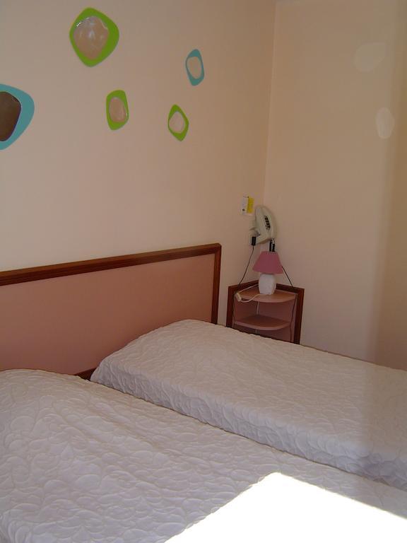 Le Magiot Hotel Montliot-et-Courcelles Kamer foto