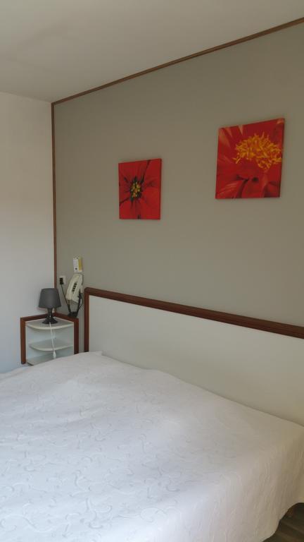 Le Magiot Hotel Montliot-et-Courcelles Kamer foto